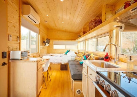 Rio TinyHome w View, Hot Tub 2 miles to Hot Spring House in Arroyo Hondo