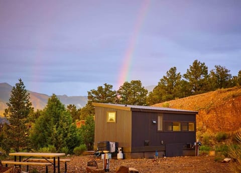 Rio TinyHome w View, Hot Tub 2 miles to Hot Spring House in Arroyo Hondo