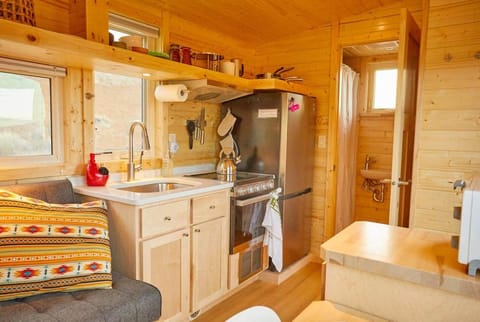 Rio TinyHome w View, Hot Tub 2 miles to Hot Spring House in Arroyo Hondo