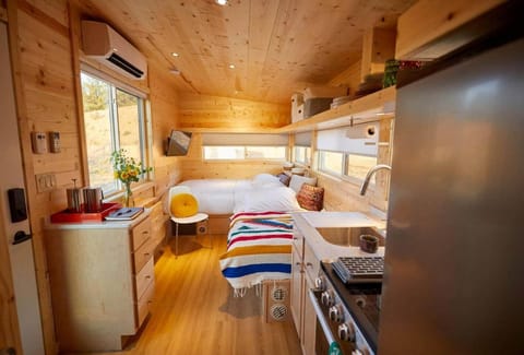 Rainbow TinyHome W View & Hot Tub near Hot Springs House in Arroyo Hondo