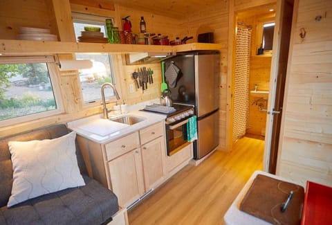 Rainbow TinyHome W View & Hot Tub near Hot Springs House in Arroyo Hondo