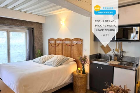 Kitchen or kitchenette, Bedroom