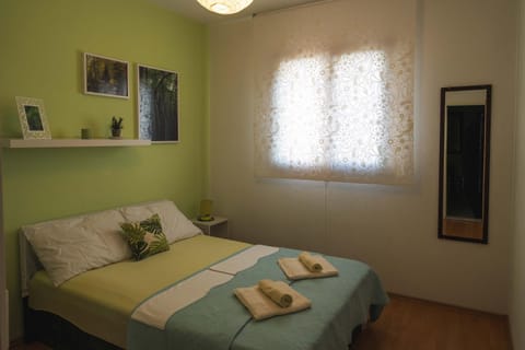 Bed, Bedroom, towels