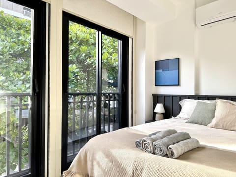 Bed, TV and multimedia, View (from property/room), Balcony/Terrace, Photo of the whole room, Bedroom, air conditioner