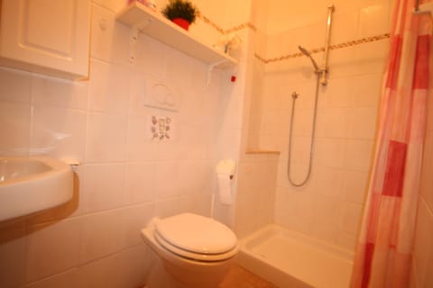 Casa in campagna con due appartamenti indipendenti non lontane dal mare House in Castagneto Carducci