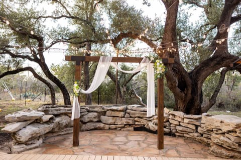 Rustic Retreat - 5 BR Indoor & Outdoor Events House in Canyon Lake