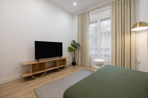 Bed, TV and multimedia, Photo of the whole room, Bedroom