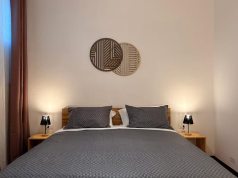 Bed, Photo of the whole room, Bedroom, internet