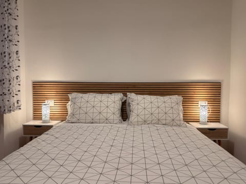 Bed, Photo of the whole room, Bedroom, internet