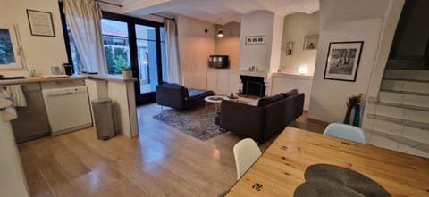 TV and multimedia, Kitchen or kitchenette, Living room, Seating area, Dining area