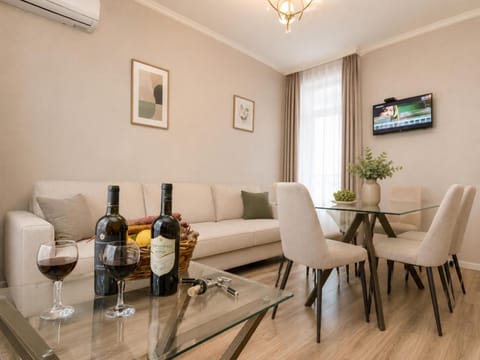 Communal lounge/ TV room, TV and multimedia, Dining area, Evening entertainment, air conditioner
