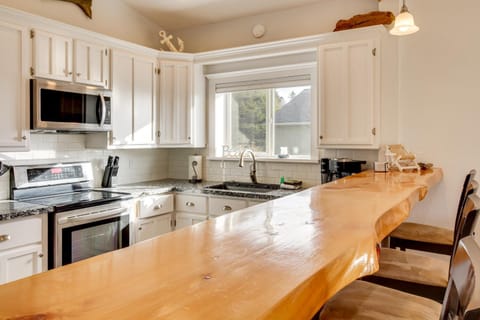 Stroll to Shore Retreat with Balcony in Gold Beach House in Gold Beach