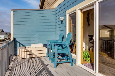 Stroll to Shore Retreat with Balcony in Gold Beach House in Gold Beach