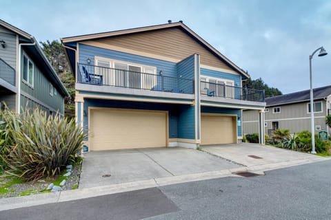 Stroll to Shore Retreat with Balcony in Gold Beach House in Gold Beach
