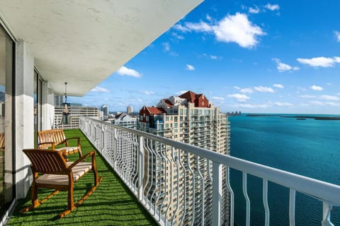 View (from property/room), Balcony/Terrace, Seating area, Sea view