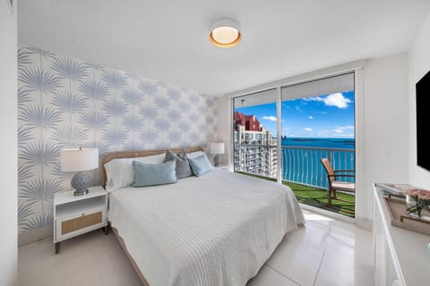 Bed, TV and multimedia, View (from property/room), Bedroom, Sea view