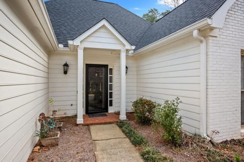 Near Marietta Sq • Grill • Patio • Workspace House in Marietta