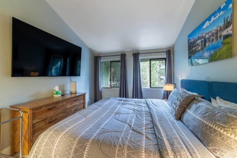 Bed, TV and multimedia, Bedroom