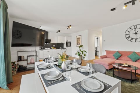 TV and multimedia, Kitchen or kitchenette, Living room, Seating area, Dining area
