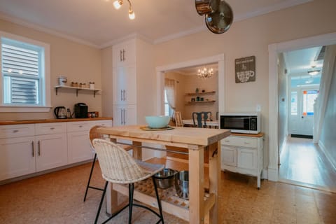 Coffee/tea facilities, Kitchen or kitchenette, Dining area, dishwasher, oven, stove, toaster