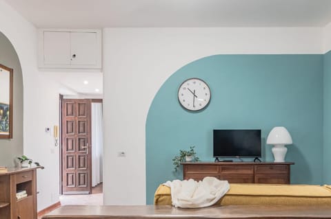 Property building, Communal lounge/ TV room, Bed, TV and multimedia, Photo of the whole room, Evening entertainment, Bedroom