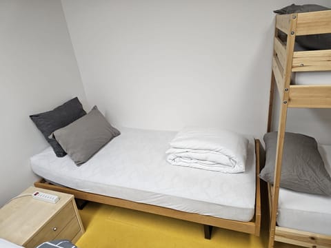 Privat Grosse Zimmer, Mars, mit gemeinsamer Küche und Bad in Altstadt Chur Vacation rental in Chur
