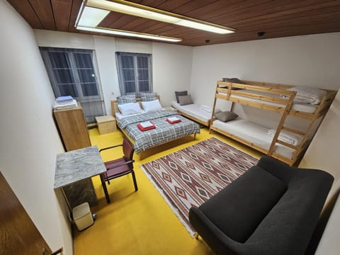 Privat Grosse Zimmer, Mars, mit gemeinsamer Küche und Bad in Altstadt Chur Vacation rental in Chur