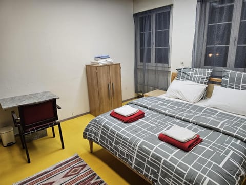 Privat Grosse Zimmer, Mars, mit gemeinsamer Küche und Bad in Altstadt Chur Vacation rental in Chur
