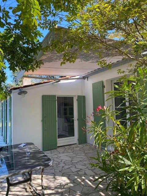 Patio, Dining area, Garden view