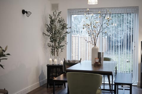 Seating area, Dining area