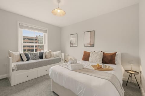 Bedroom, storage, towels, towels