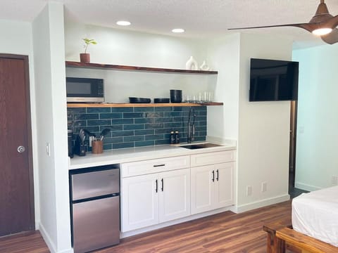 NEW Moana Retreat Studio AC, Hot Tub & Kitchenette Apartment in Princeville