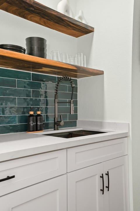 NEW Moana Retreat Studio AC, Hot Tub & Kitchenette Apartment in Princeville