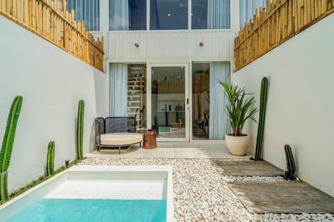 Property building, Patio, Day, Pool view, Swimming pool, sunbed