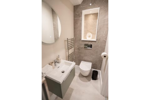 Brand New Modern 2-Bed Apartment in Broadway High Street - Sleeps 4 Apartment in Broadway