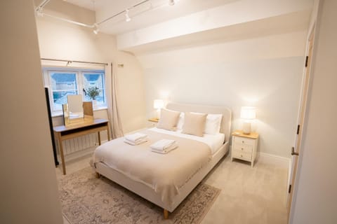 Brand New Modern 2-Bed Apartment in Broadway High Street - Sleeps 4 Apartment in Broadway