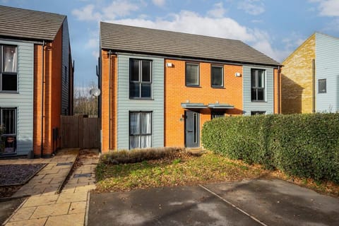 Modern - 3 Bedroom House in Nottingham House in Nottingham