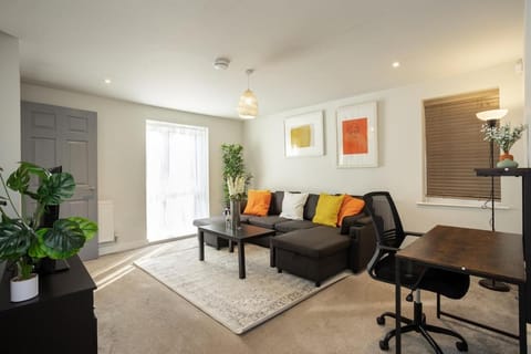 Modern - 3 Bedroom House in Nottingham House in Nottingham