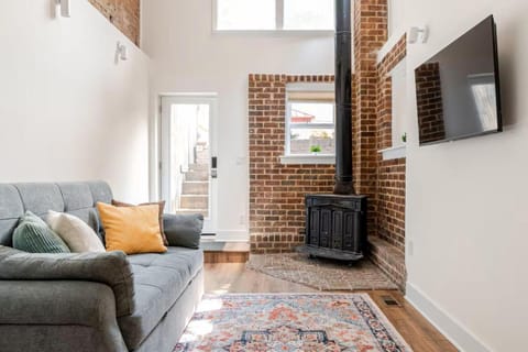 TV and multimedia, Living room, Seating area, Evening entertainment