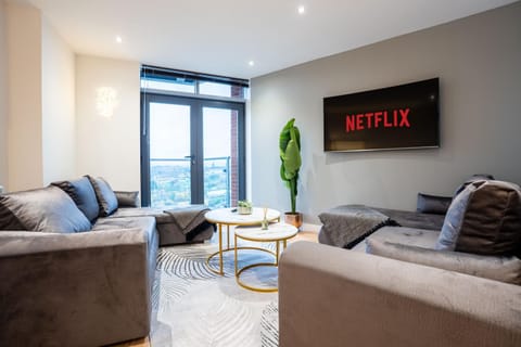 Leeds City Living by The River - Sleeps 10 - Balcony Apartment in Leeds