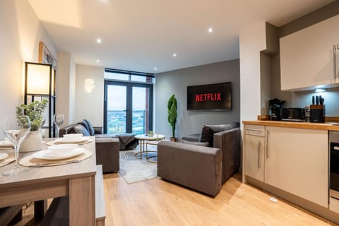Leeds City Living by The River - Sleeps 10 - Balcony Apartment in Leeds