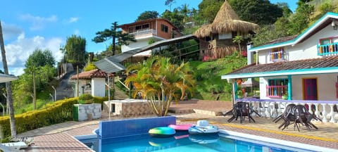 Garden, Hot Tub, Lounge or bar