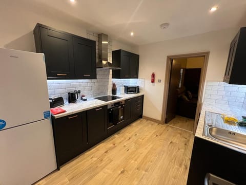 The Crewe Hub 4 Bed 2 Bath 8 Sleeper House 75Mbps House in Crewe