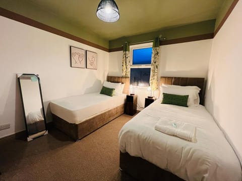 The Crewe Hub 4 Bed 2 Bath 8 Sleeper House 75Mbps House in Crewe