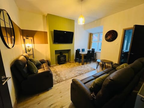 The Crewe Hub 4 Bed 2 Bath 8 Sleeper House 75Mbps House in Crewe