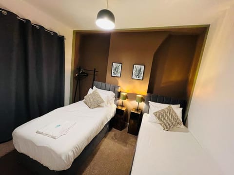 The Crewe Hub 4 Bed 2 Bath 8 Sleeper House 75Mbps House in Crewe