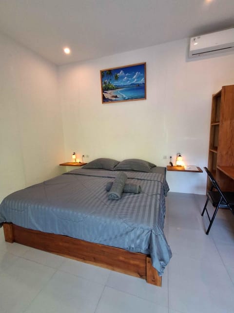 Bed, Photo of the whole room, Bedroom, towels, air conditioner