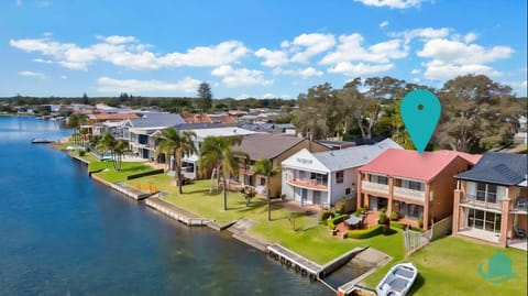 Property building, Neighbourhood, Bird's eye view, Lake view, Location
