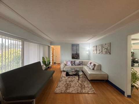 Charming Bright 3BR House - Upper Level Suite House in Burnaby