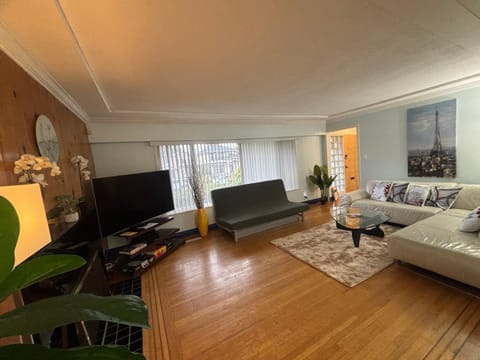Charming Bright 3BR House - Upper Level Suite House in Burnaby